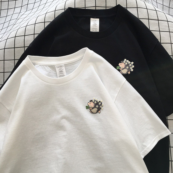 Pašreizējais vīriešu t-krekls ar izšuvumu ezīša formā