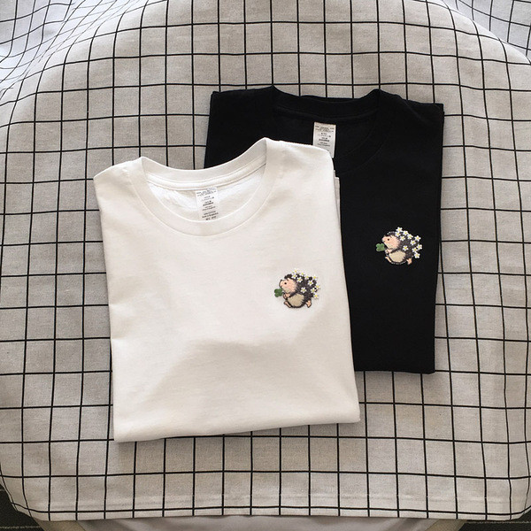 Pašreizējais vīriešu t-krekls ar izšuvumu ezīša formā