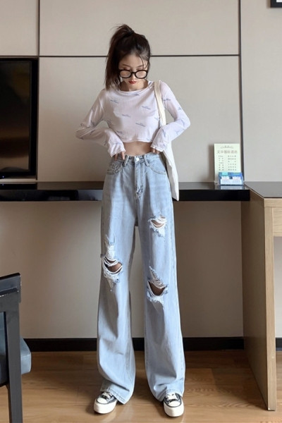 Plati sieviešu džinsi ar augstu vidukli un plēstiem motīviem