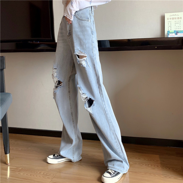 Plati sieviešu džinsi ar augstu vidukli un plēstiem motīviem