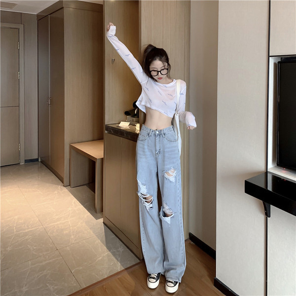 Plati sieviešu džinsi ar augstu vidukli un plēstiem motīviem