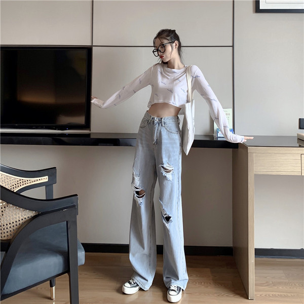 Plati sieviešu džinsi ar augstu vidukli un plēstiem motīviem