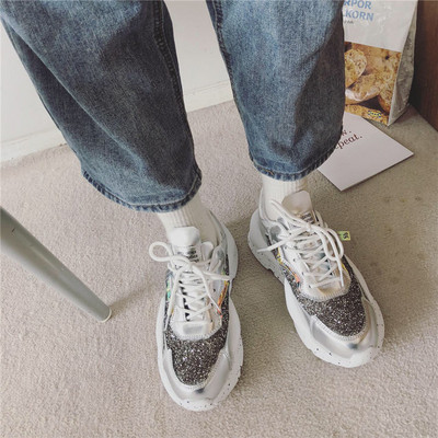 Ikdienas sieviešu kedas ar spīdīgām daļiņām un mežģīnēm