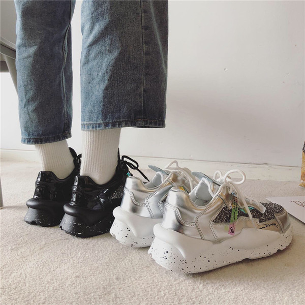 Ikdienas sieviešu kedas ar spīdīgām daļiņām un mežģīnēm