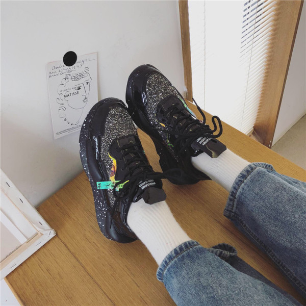 Ikdienas sieviešu kedas ar spīdīgām daļiņām un mežģīnēm