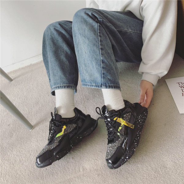 Ikdienas sieviešu kedas ar spīdīgām daļiņām un mežģīnēm