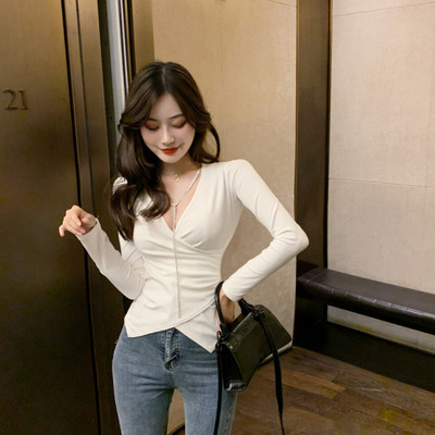 Дамска модерна блуза с шпиц деколте втален модел