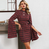 Rochie scurtă în carouri de damă elegantă, cu mâneci lungi și decolteu oval