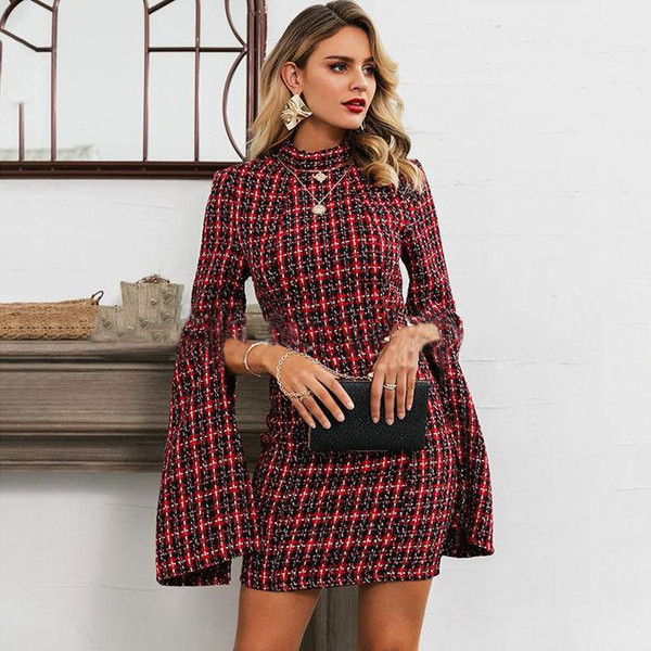 Rochie scurtă în carouri de damă elegantă, cu mâneci lungi și decolteu oval