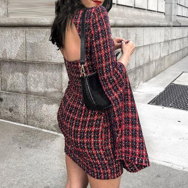 Rochie scurtă în carouri de damă elegantă, cu mâneci lungi și decolteu oval