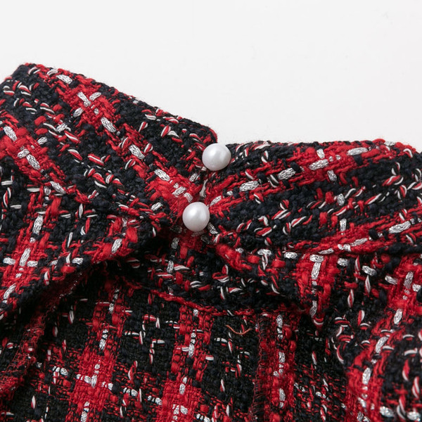 Rochie scurtă în carouri de damă elegantă, cu mâneci lungi și decolteu oval