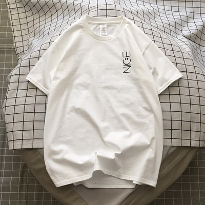 Alkalmi férfi póló rövid ujjal, ovális nyakkivágással és felirattal