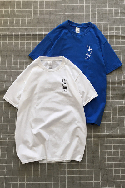 Alkalmi férfi póló rövid ujjal, ovális nyakkivágással és felirattal