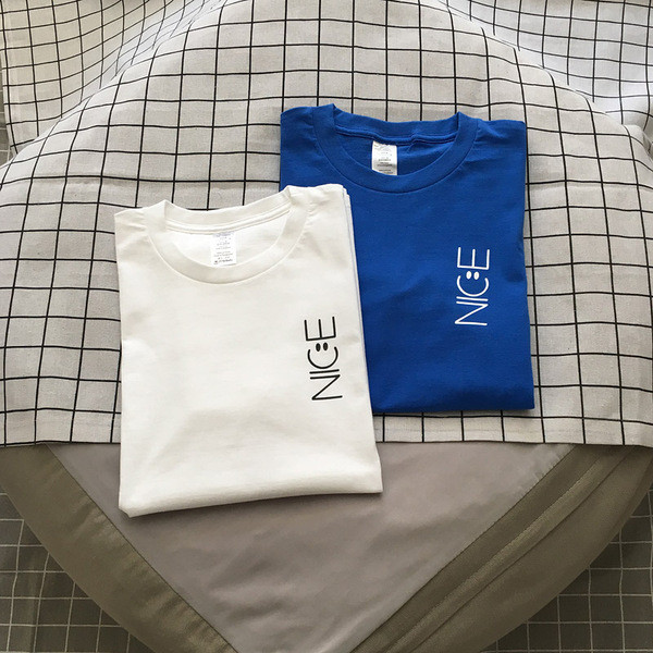 Alkalmi férfi póló rövid ujjal, ovális nyakkivágással és felirattal