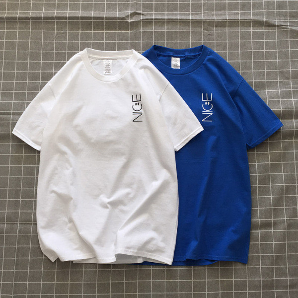 Alkalmi férfi póló rövid ujjal, ovális nyakkivágással és felirattal