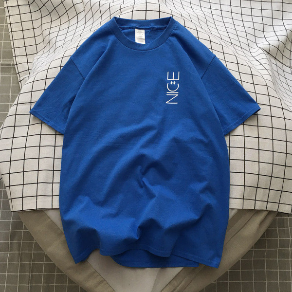 Alkalmi férfi póló rövid ujjal, ovális nyakkivágással és felirattal