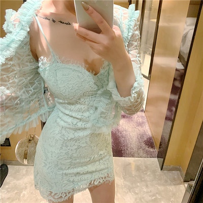 Дамски комплект включващ късо дантелено сако и вталена рокля 