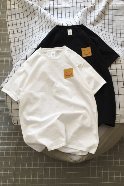 Muška pamučna majica s kvadratnom aplikacijom i kratkim rukavima