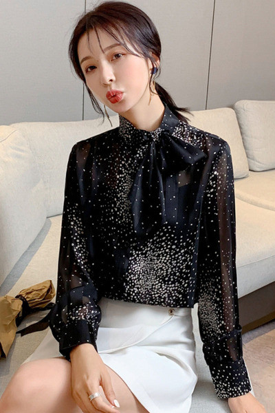 Stilingi moteriški juodi marškiniai su klasikine apykakle