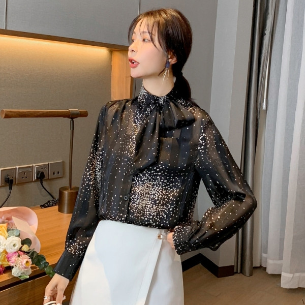 Stilingi moteriški juodi marškiniai su klasikine apykakle