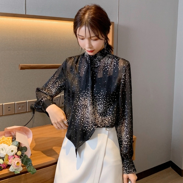 Stilingi moteriški juodi marškiniai su klasikine apykakle