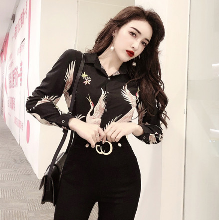 Jauna modeļa melns sieviešu krekls ar aplikāciju