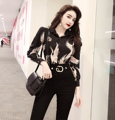 Jauna modeļa melns sieviešu krekls ar aplikāciju