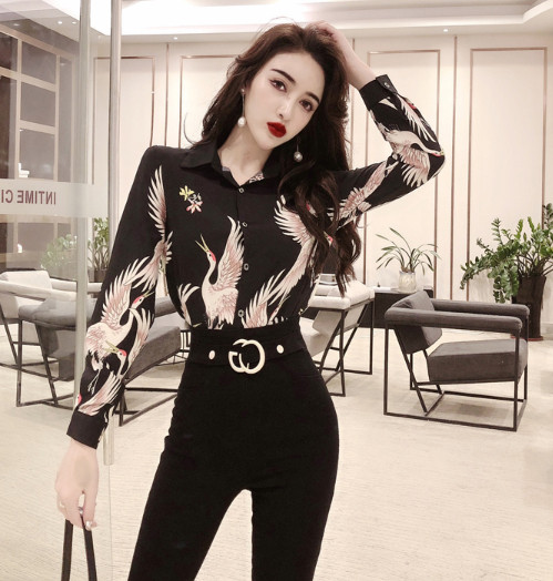 Jauna modeļa melns sieviešu krekls ar aplikāciju