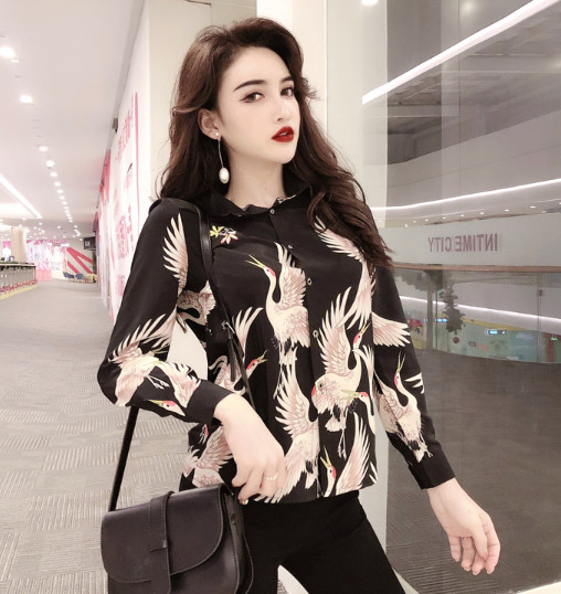 Jauna modeļa melns sieviešu krekls ar aplikāciju