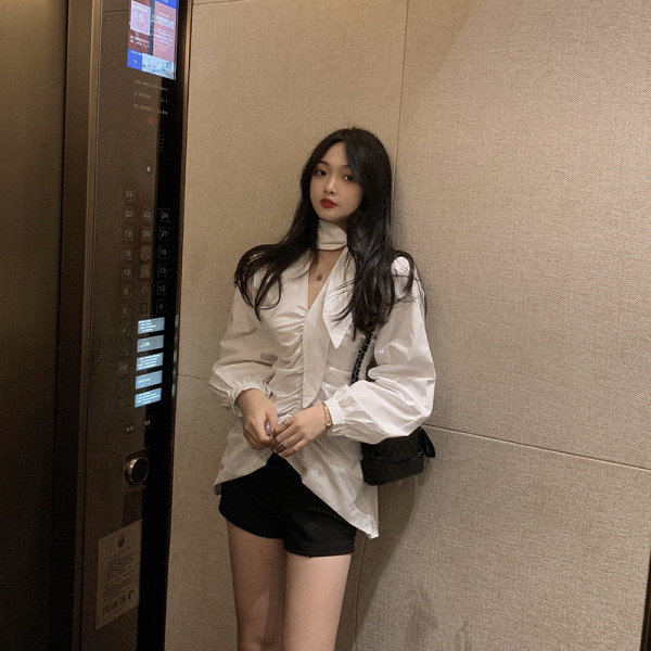 Lai naiste särk spitsikaela ja paelaga