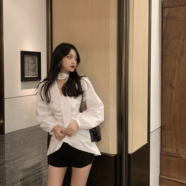 Lai naiste särk spitsikaela ja paelaga