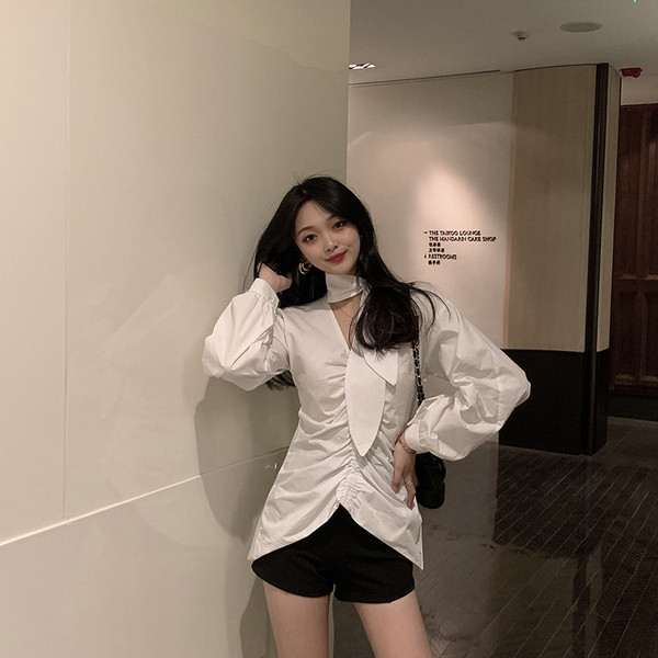 Lai naiste särk spitsikaela ja paelaga