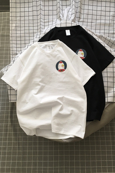 Ikdienas vīriešu T-krekls ar īsām piedurknēm, ovālu kakla izgriezumu un aplikāciju