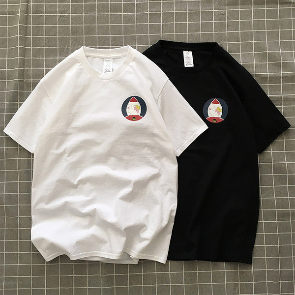 Ikdienas vīriešu T-krekls ar īsām piedurknēm, ovālu kakla izgriezumu un aplikāciju