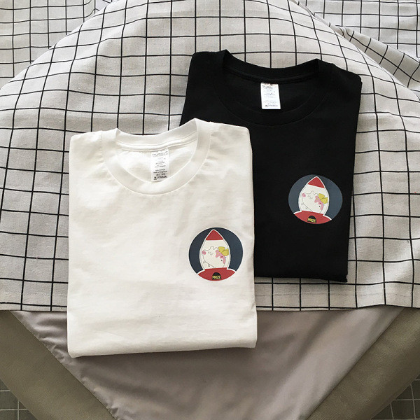 Ikdienas vīriešu T-krekls ar īsām piedurknēm, ovālu kakla izgriezumu un aplikāciju