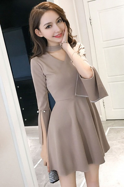 Ženska haljina izrezanog modela s V izrezom i biserima