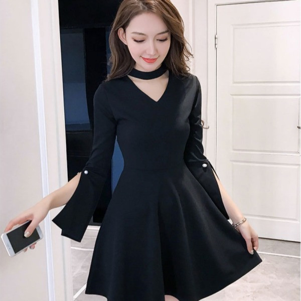 Ženska haljina izrezanog modela s V izrezom i biserima