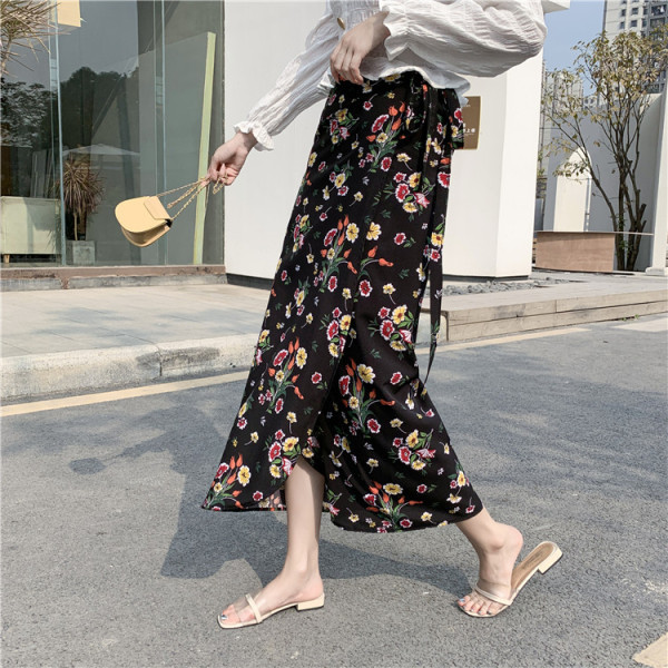 Lezser női szoknya transzferrel és virágmintával