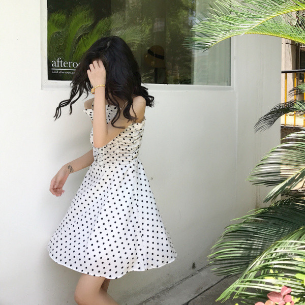 Ležerna ženska haljina na točkice s tankim naramenicama