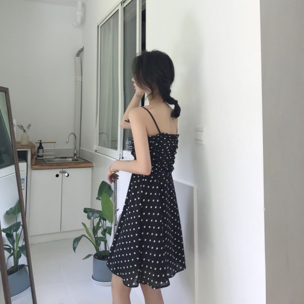 Ležerna ženska haljina na točkice s tankim naramenicama