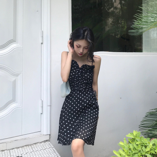 Ležerna ženska haljina na točkice s tankim naramenicama