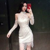 Moteriška nėriniuota suknelė apnuogintais pečiais ir ilgomis rankovėmis