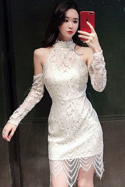 Moteriška nėriniuota suknelė apnuogintais pečiais ir ilgomis rankovėmis