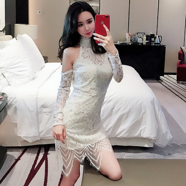 Moteriška nėriniuota suknelė apnuogintais pečiais ir ilgomis rankovėmis