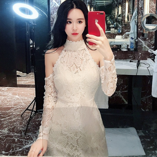 Moteriška nėriniuota suknelė apnuogintais pečiais ir ilgomis rankovėmis