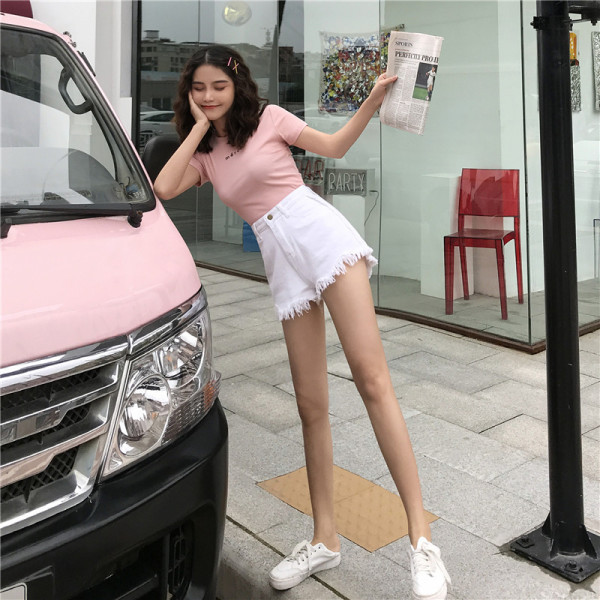 Sieviešu aktuāli šorti ar augstu vidukli un bārkstīm