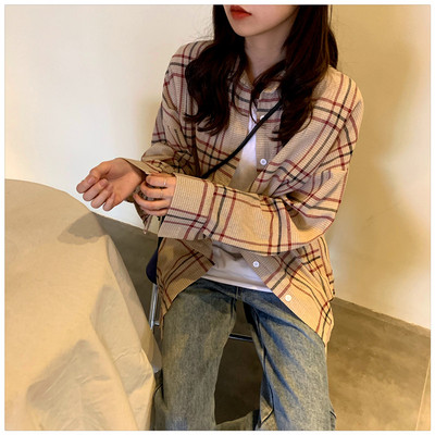 Platūs moteriški marškiniai su klasikine apykakle ir sagomis