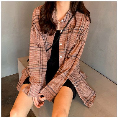 Platūs moteriški marškiniai su klasikine apykakle ir sagomis