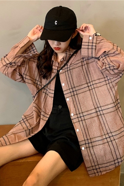 Platūs moteriški marškiniai su klasikine apykakle ir sagomis