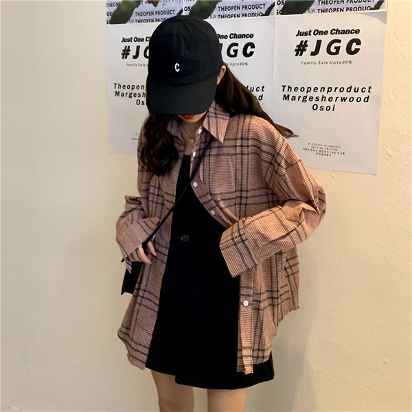 Platūs moteriški marškiniai su klasikine apykakle ir sagomis